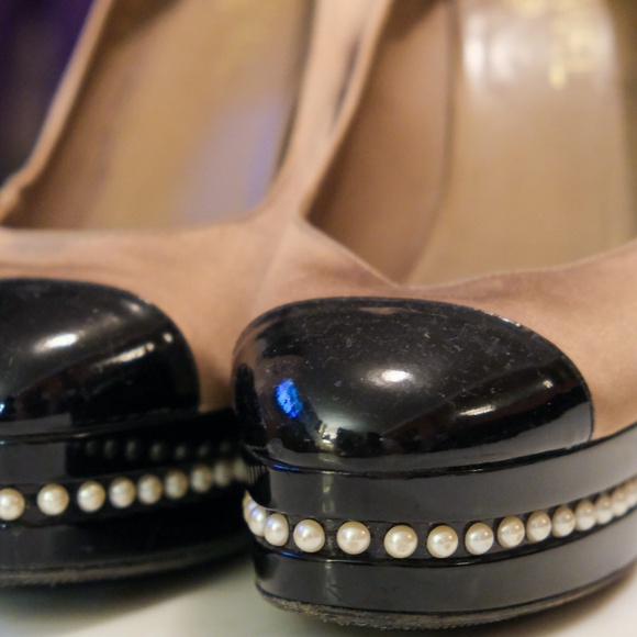 CHANEL Platform Pearl Leather Black and Brown Pumps - Picture 6 of 9